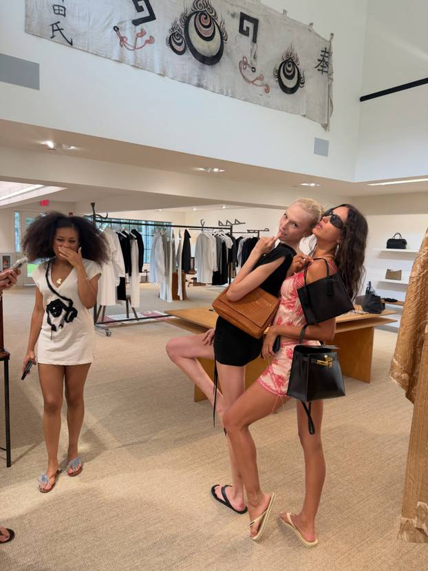 FOTO Emily Ratajkowski u uskoj majici pokazala bradavice