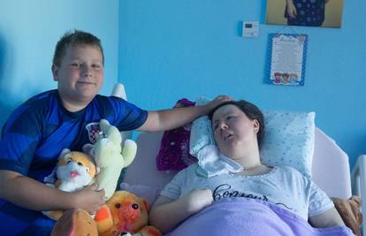 Priča koja slama srce! Dino (11) prodaje igračke da pomogne bolesnoj majci: 'Samo da je tu'