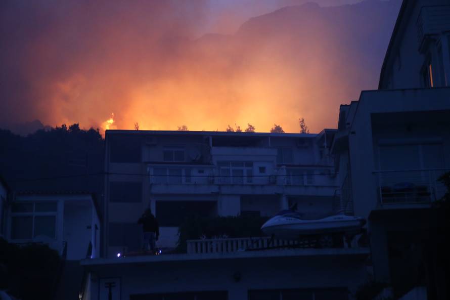 Kanader pomaže u gašenju, u Makarsku stiže i 150 vojnika