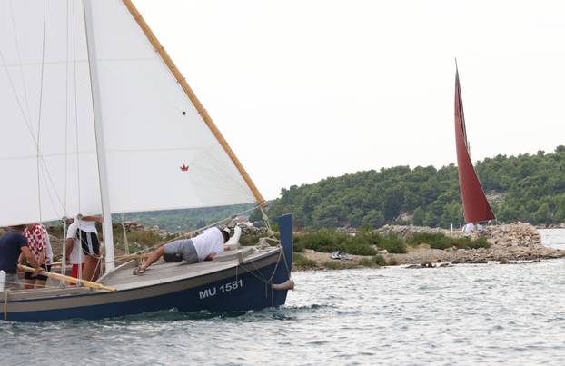 FOTO Čuvari stoljetne tradicije: Drveni brodovi utrkivali se na 'Regati za dušu i tilo' u Betini