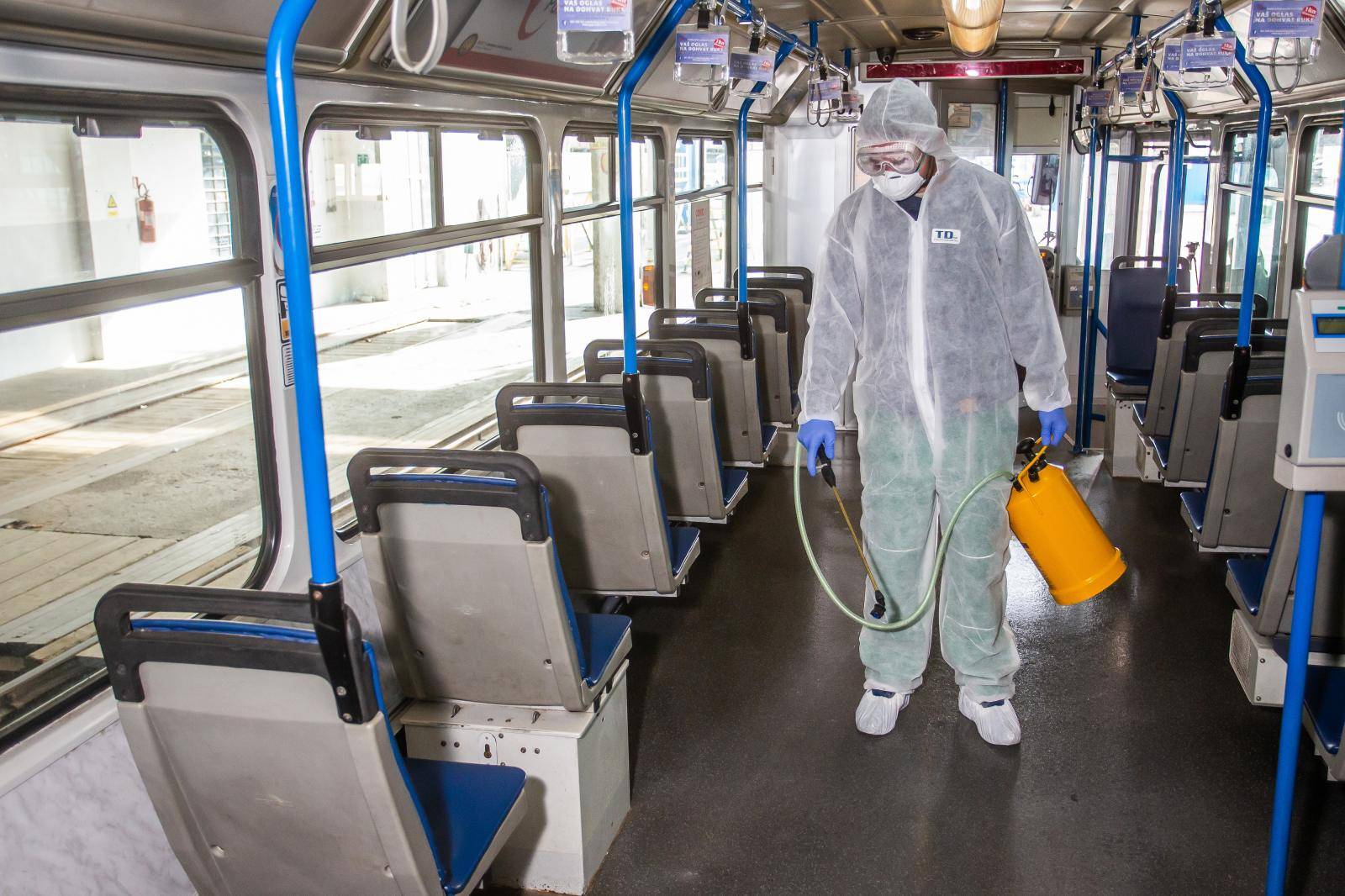 Dezinfekcija javnog prijevoza u Osijeku zbog epidemije koronavirusa
