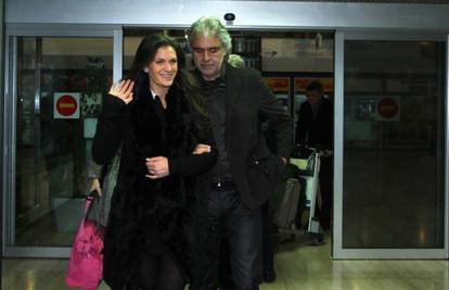 Andrea Bocelli sa suprugom stigao u Zagreb uoči koncerta