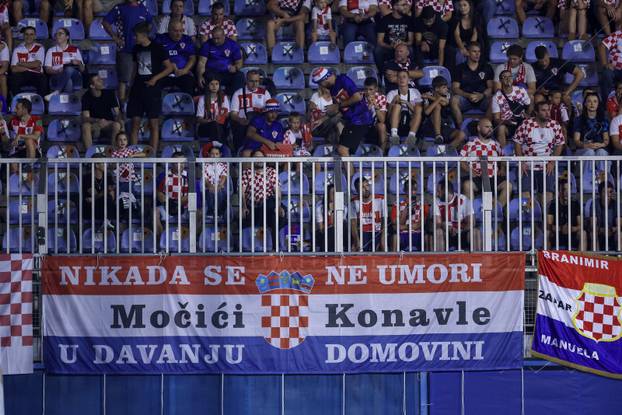 Atmosfera na tribinama tijekom susreta Hrvatske i Crne Gore u kvalifikacijama za Svjetsko prvenstvo