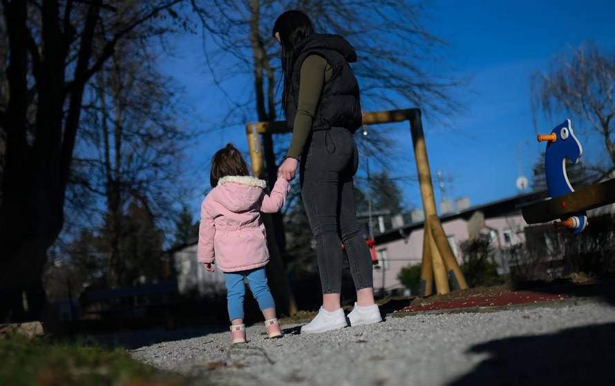 24SATA Zagreb: Reportaža s maloljetnim majkama koje žive u Nazorovoj s bebama