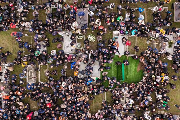 Sarajevo: Pogled iz zraka na posljednji ispraćaj Halida Bešlića na gradskom groblju Bare