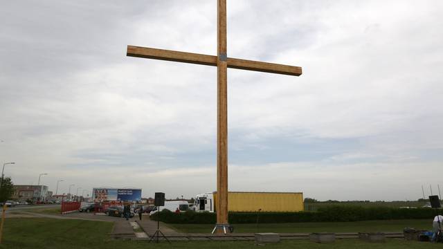 Osijek: Restauriran Papin križ posve?en i vra?en u Zra?nu luku ?epin