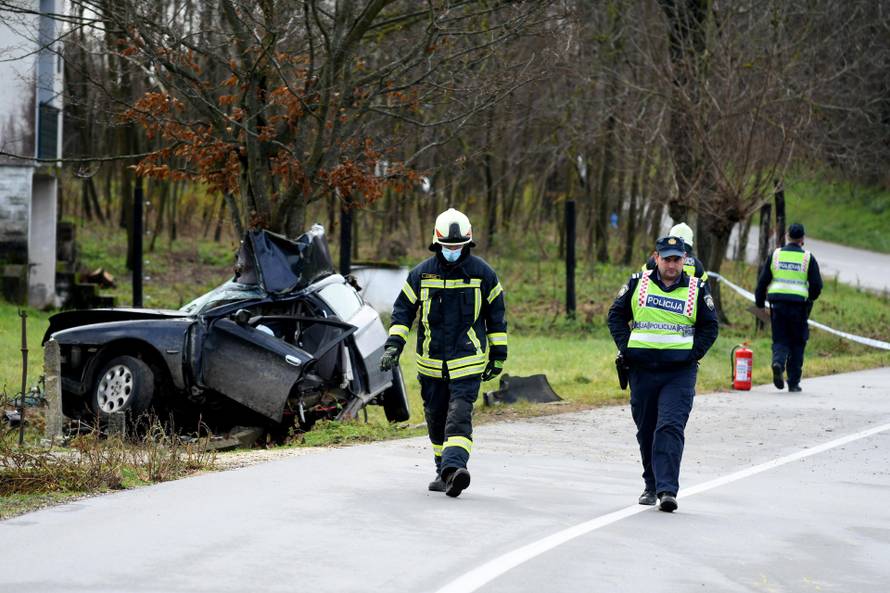 Kozarevac: Vozačica poginula u prometnoj nesreći, automobil se obavio oko stabla