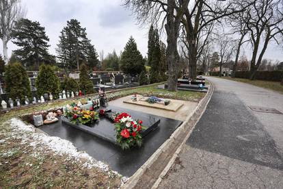 Zagreb: Na grob pjevača Parnog valjka Akija Rahimovskog, ostavljene pive i ruže