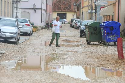 FOTO Blatnjave lokve po centru Karlovca: Kiša napunila ulice na Zvijezdi na kojoj traju radovi