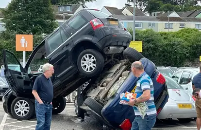 Bum! Tras! Vozačica se autom 'popela' na drugi: 'Ovo izgleda kao moderna umjetnost...'