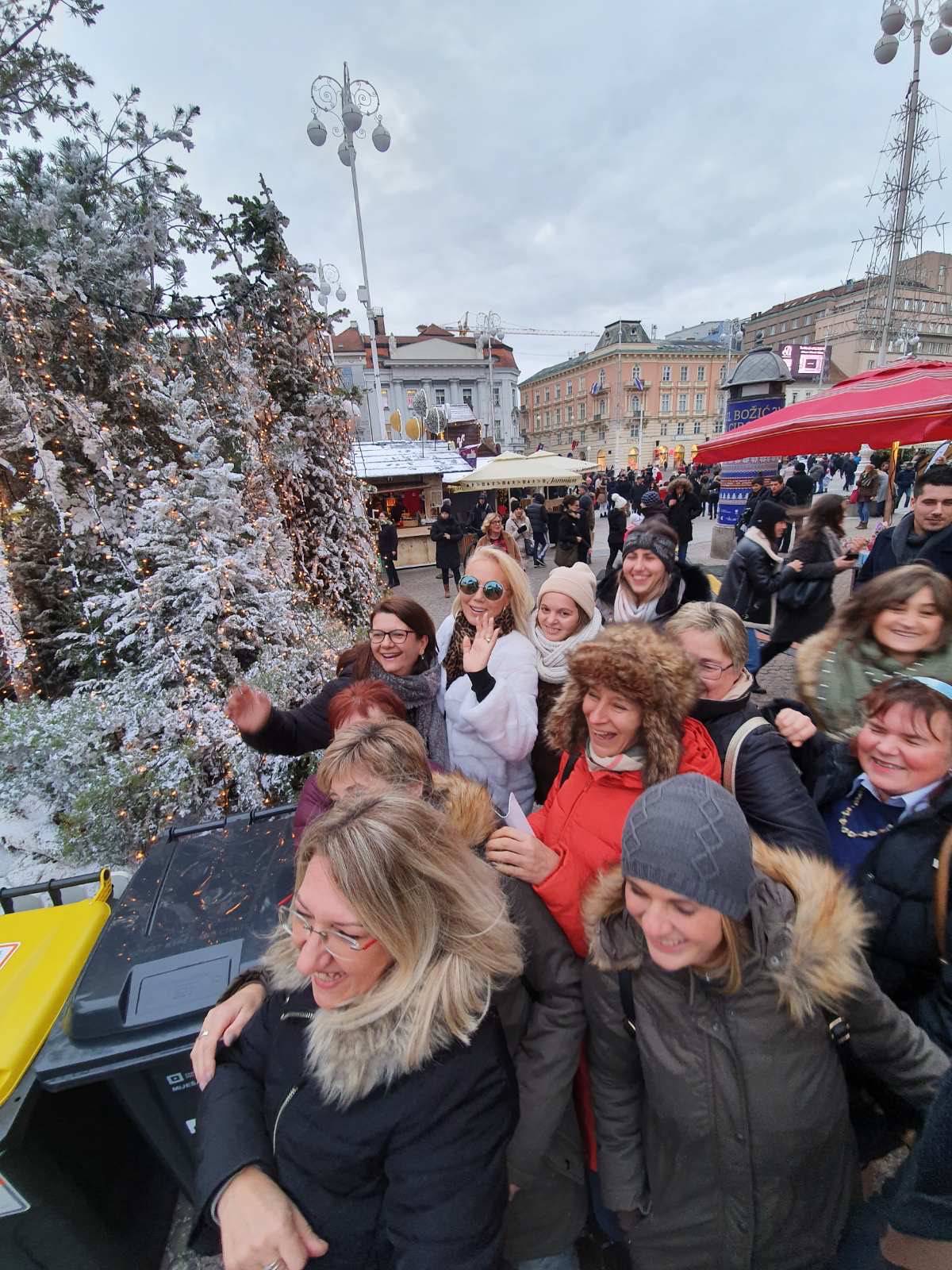 Lepa Brena stigla u Zagreb: S fanovima pozirala na adventu