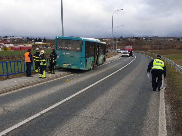 Pozlilo vozaču školskog busa: Zabili se u ogradu, u bolnici je