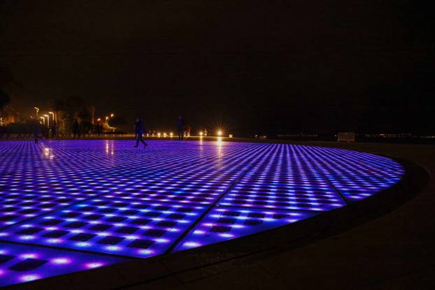 Zadar: Pozdrav suncu u ljubičastoj boji