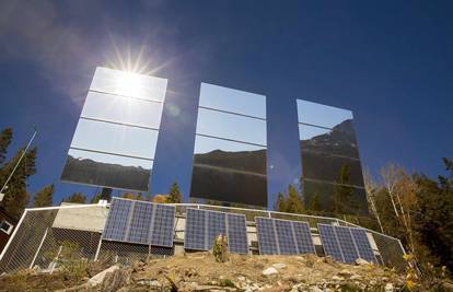 Gradić u kotlini sunčeve zrake prima pomoću velikih zrcala