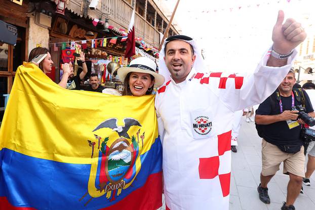 Hrvatski navija?i u tradicionalnim katarskim narodnim nošnjama zabavljaju se u centru Dohe 