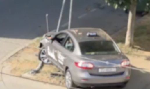 BIZARNA NESRE&Cacute;A U ZG-u Taksi udario drugi auto pa pobjegao s mjesta nesre&cacute;e i pogodio stup