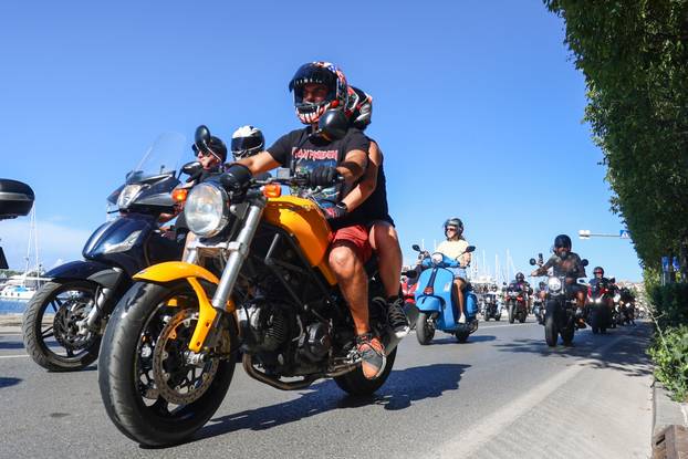 Defile motorista kroz PUlu