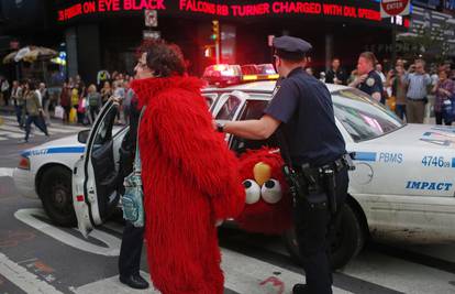 Zločesti Elmo vrijeđao turiste i djecu: Završio je iza rešetaka