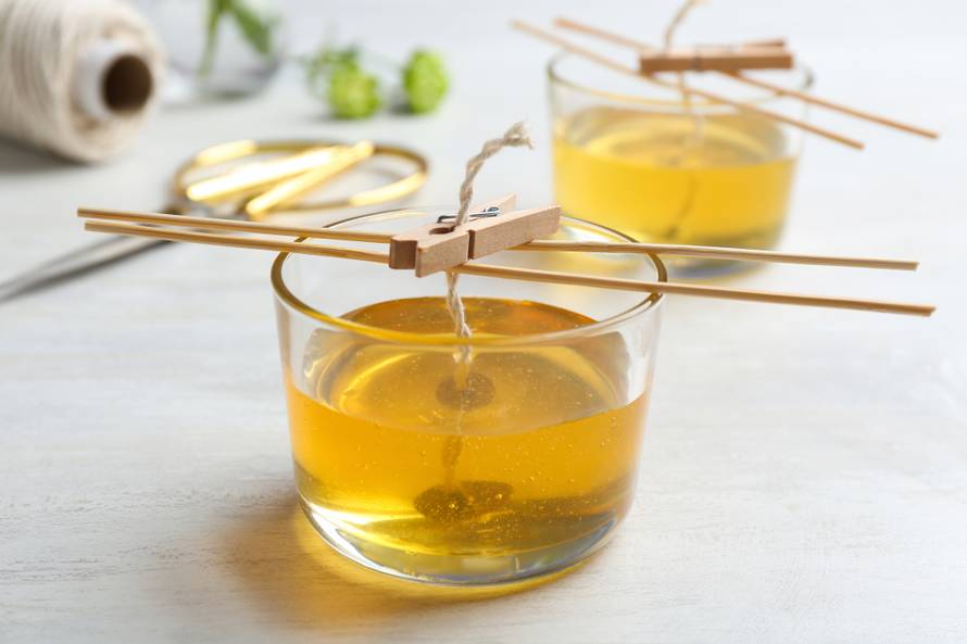 Evo kako napraviti svijeću koja će otjerati komarce, mušice...