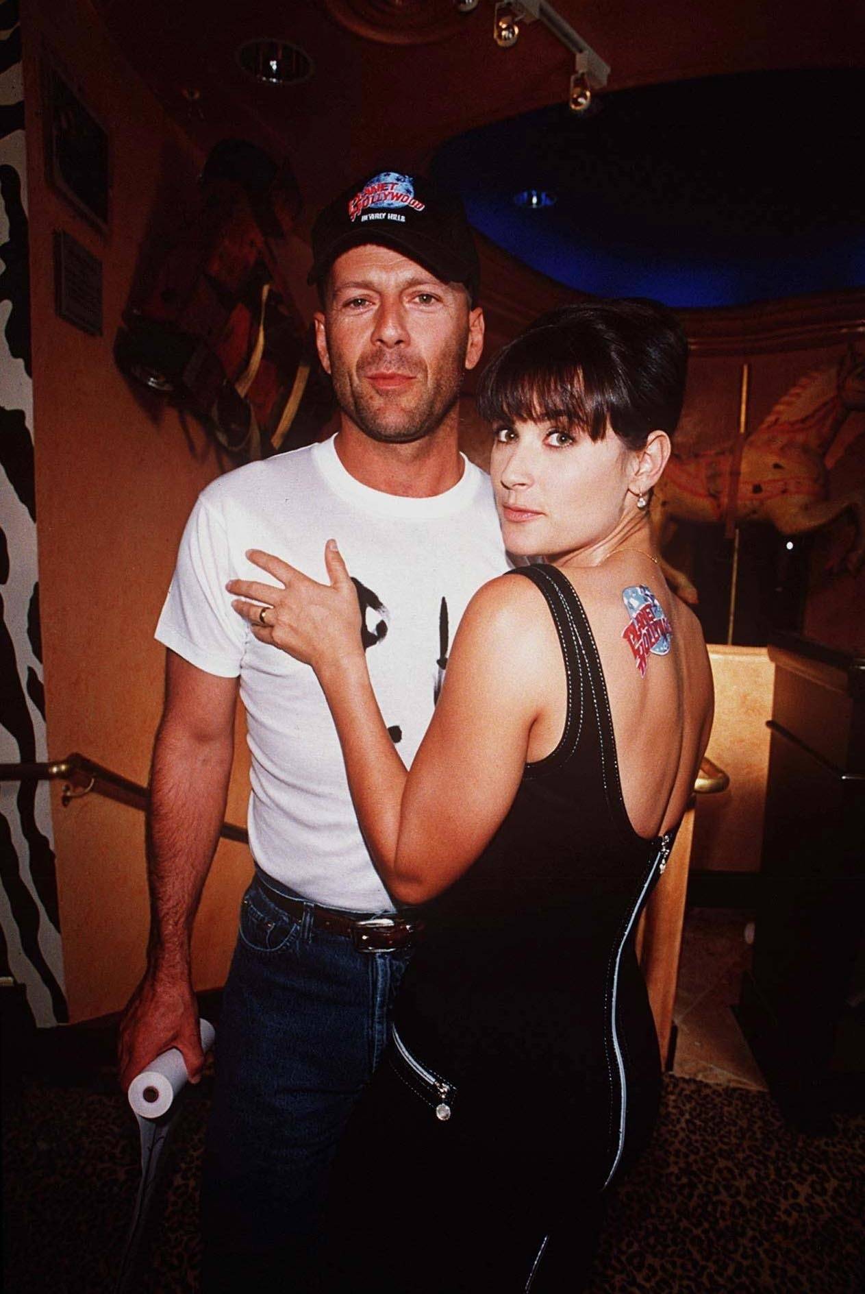 BRUCE WILLIS AND DEMI MOORE AT PLANET HOLLYWOOD RESTAURANT, LOS ANGELES, AMERICA - 1995