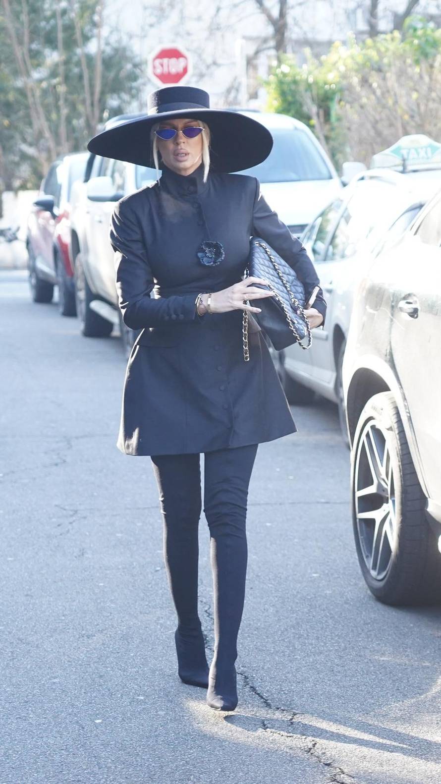 Beograd: Jelena Karleuša i na glasanju pokazala što nosi ispod haljine 