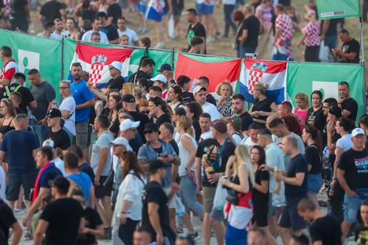Mladić traži djevojku, sjedila mu je na ramenima na koncertu Thompsona: Ako se prepoznaš...