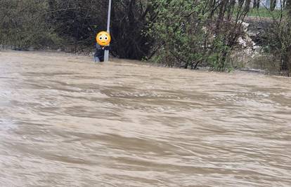 U Požegi su spasili čovjeka iz nabujale Orljave: Držao se za stup, izvukli su ga s užetom