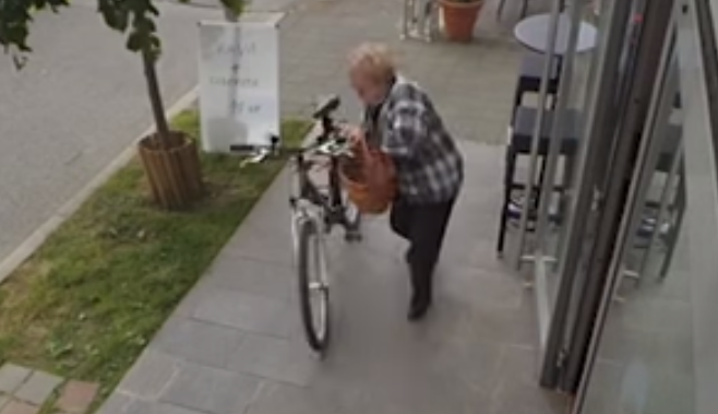 Ipak nije lopov: Bakica koja je ukrala bicikl zapravo je glumica