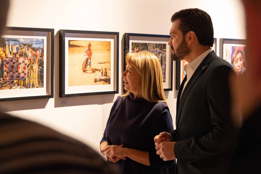 Osijek: Svečano otvorenje izložbe fotografija fotoreporterke Pixsella Emice Elveđi "Srce za Afriku"