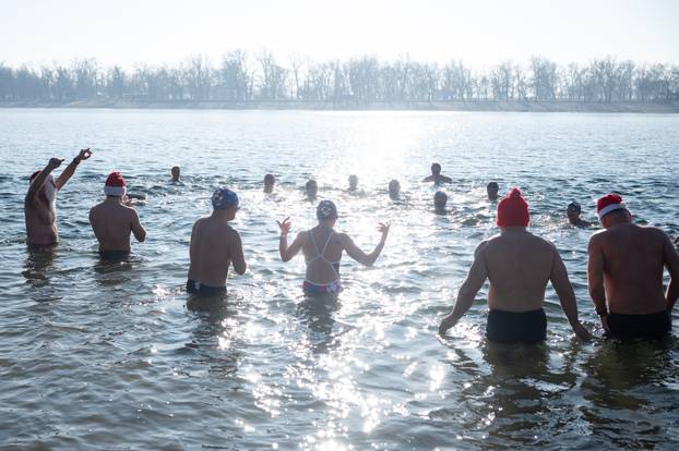 Zagreb: Zimski plivači točno u podne zaplivali ledenim jezerom Jarun
