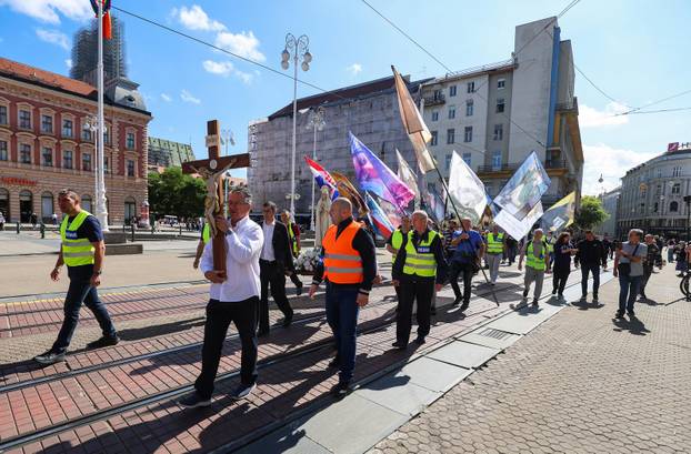 Zagreb: Molitelji na glavnom gradskom trgu
