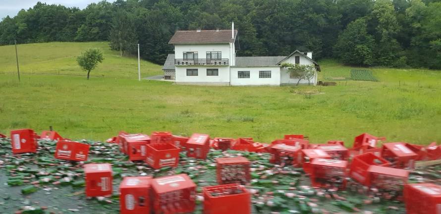 Tuga u Krnjaku: Iz kamiona su ispale gajbe pune piva, zbog rasutog stakla došla i policija