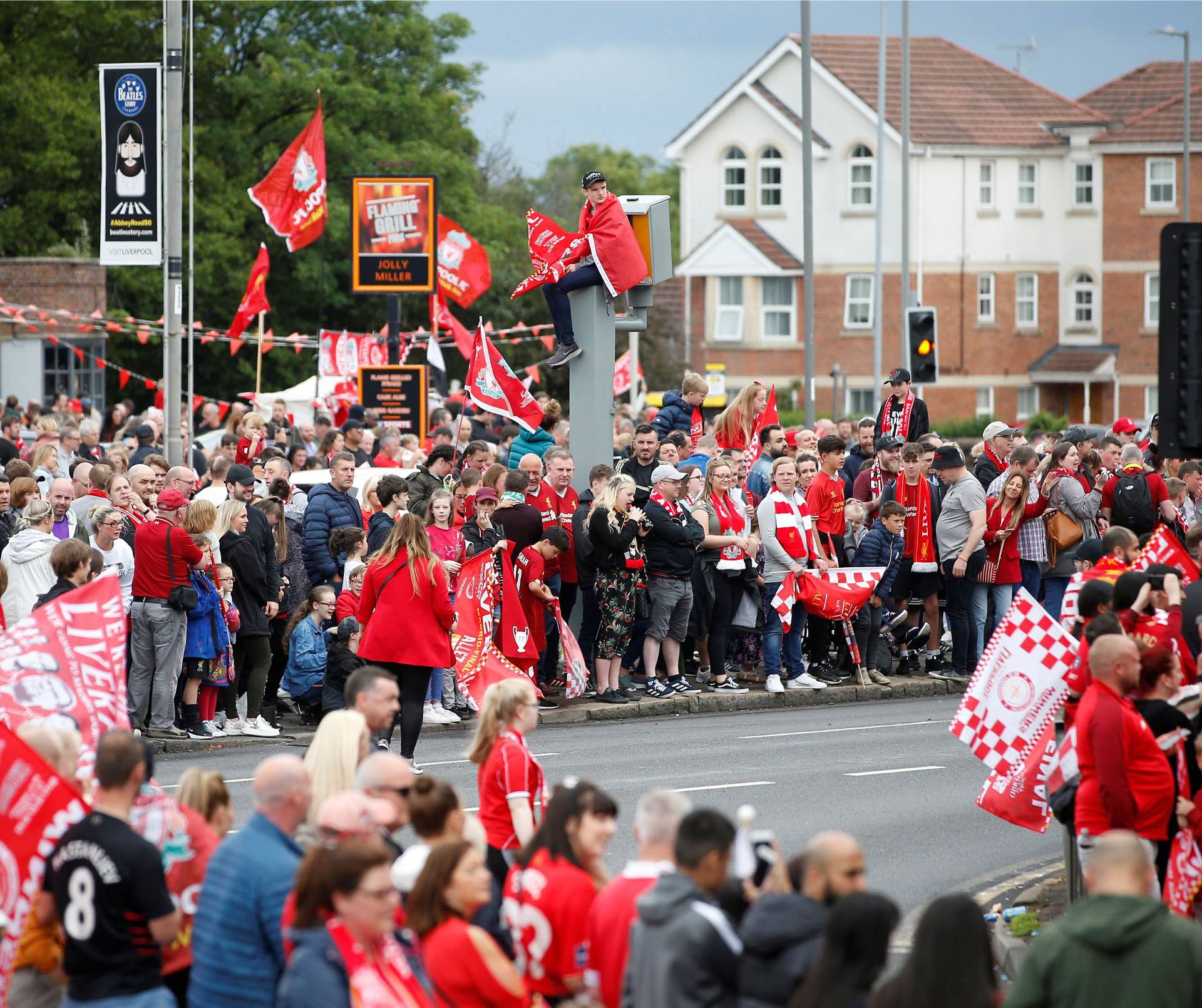 Šampion Liverpool došao kući, spektakularna parada u gradu