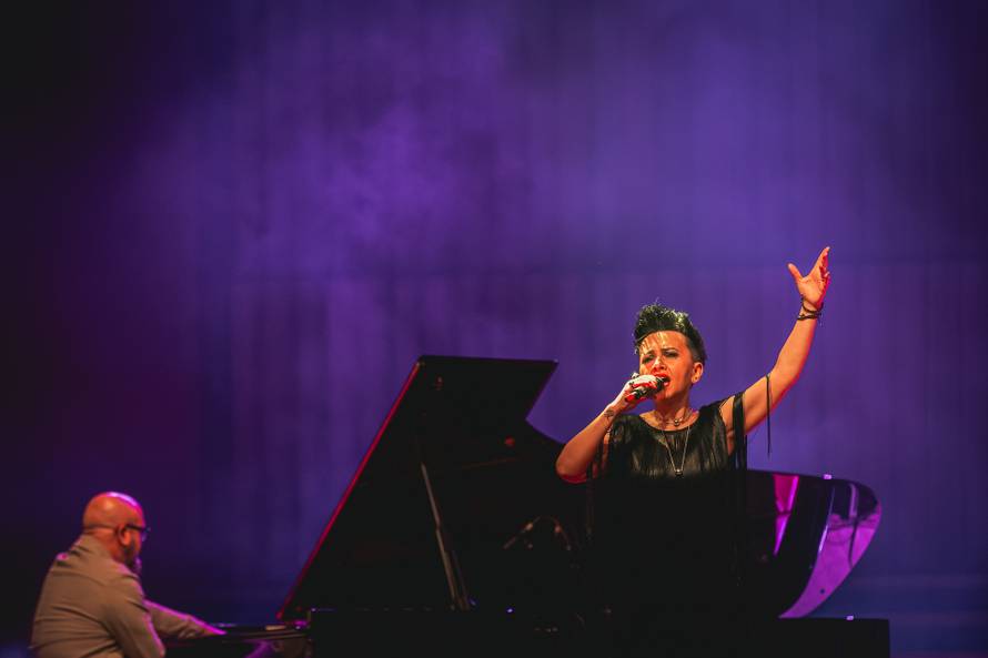 Amira Medunjanin ponovno oduševila publiku koncertom u rasprodanom Lisinskom