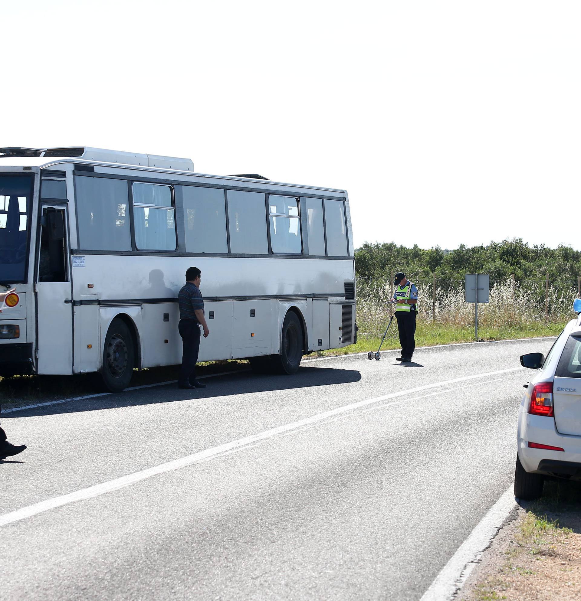 Autobus se zabio u prometni znak, vozača prevezli u bolnicu