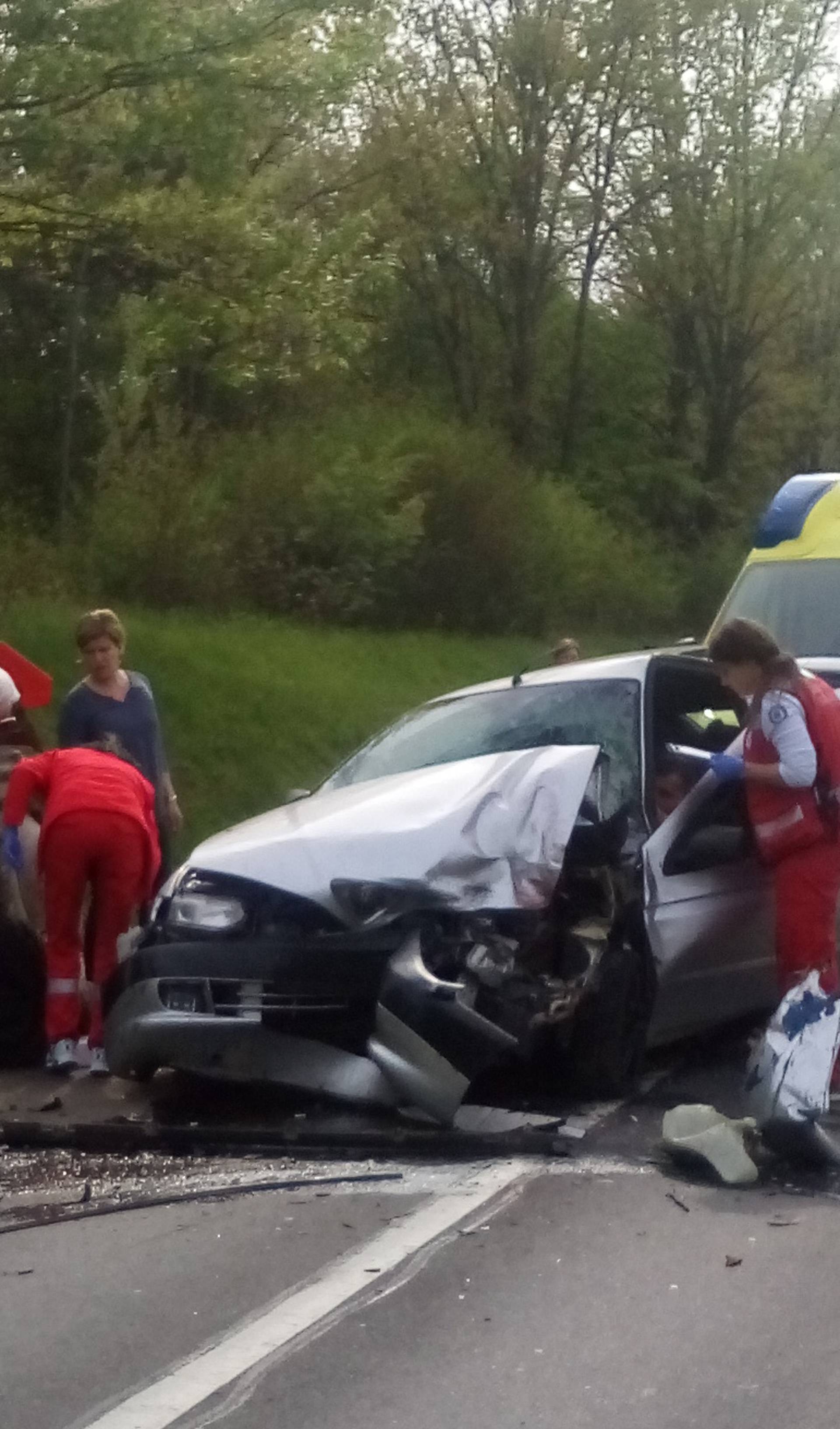 'Traktorist je odletio na cestu, a vozač auta bio je prikliješten'