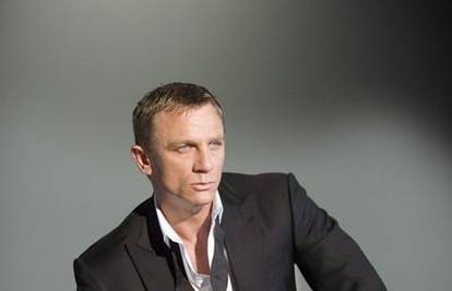 Daniel Craig pije votku dok slavi i dok mu je hladno