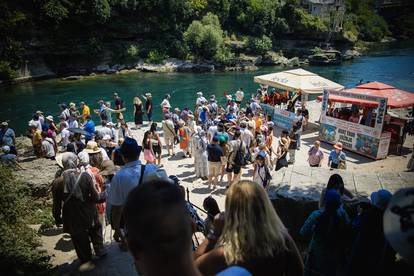 FOTO Brojni turisti rashladili se u Neretvi. U Mostaru i do 42°C