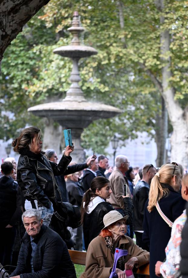 Zagreb: Brojni građani se okupili na Zrinjevcu u čast Halida Bešlića