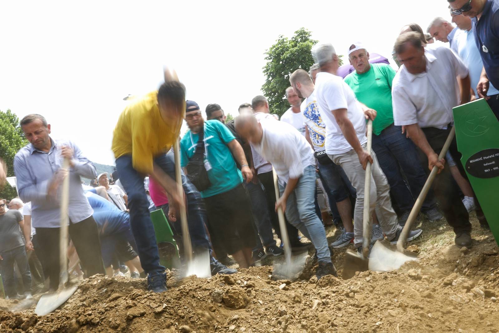 Dženaza i ukop 19 novoidentificiranih žrtava genocida u Srebrenici