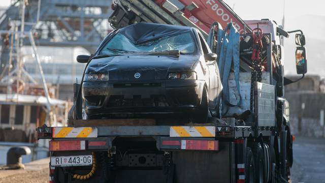 Rijeka: Izvađen automobil iz mora nakon što je vozač zaboravio ručnu kočnicu