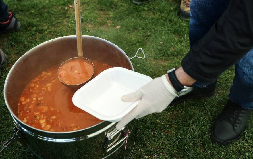 Za sve koji se ne mogu vratiti kućama, od 13h se dijele obroci