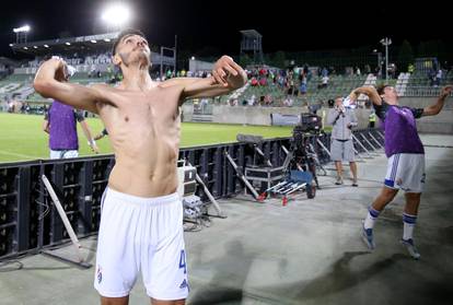 Razgrad: Igrači GNK Dinamo nakon pobjede navijačima poklonili dresove