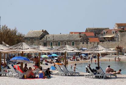 Primošten: Plaže su krcate, svi se žele malo osvježiti u moru