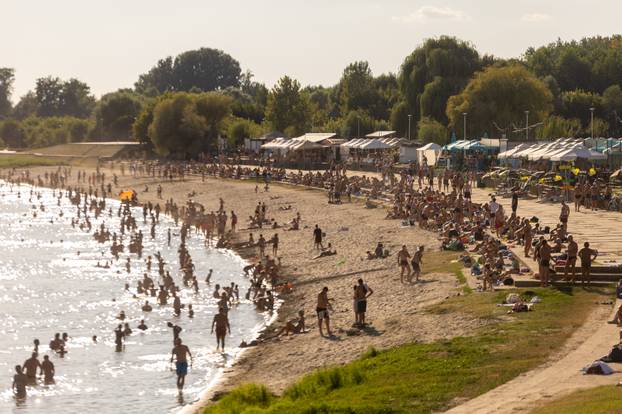 Osijek: Spas od vrućina mnogi su potražili na popularnoj gradskoj plaži