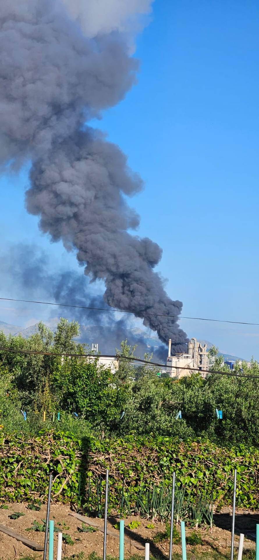 FOTO Požar u Kaštel Sućurcu još nisu proglasili ugašenim, rade na sanaciji. Šteta će biti velika?