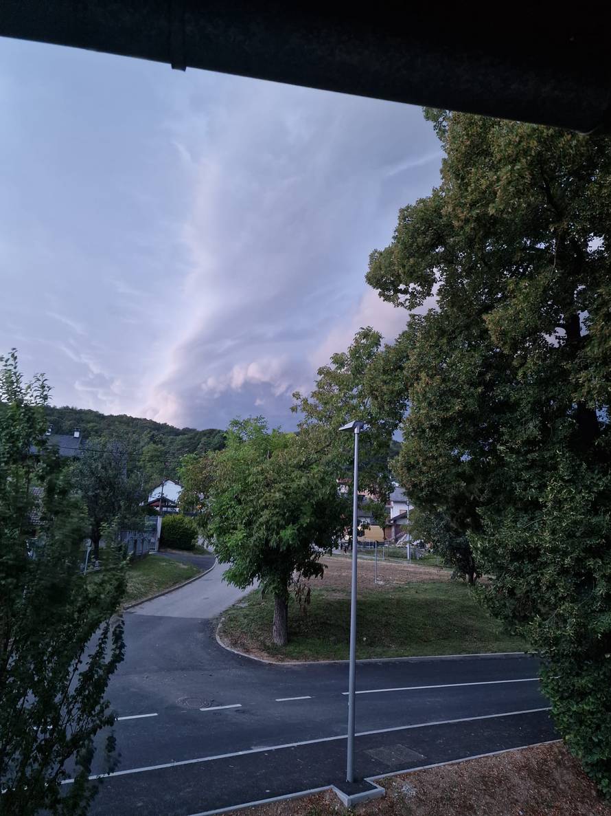 FOTO Crni oblaci zamračili nebo nad Zagrebom: 'Snažan vjetar mi je sve razbacao na balkonu'