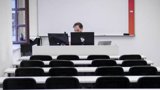 Zagreb: Studenti Algebre prate predavanje putem video linka