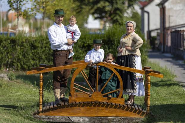 Komletinci: Obitelj Čelebić njeguje stare slavonske običaje