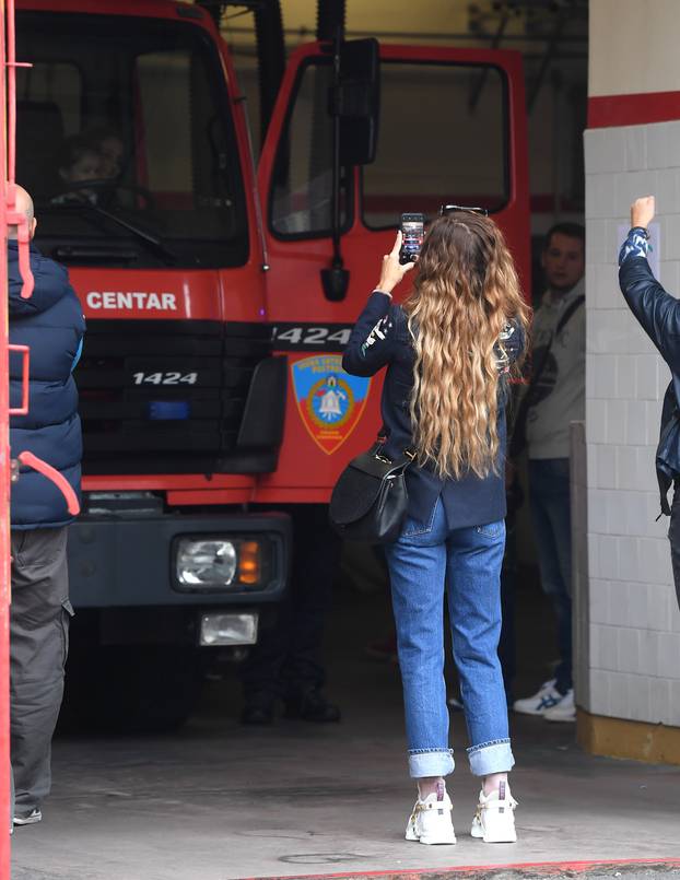 Zagreb: Nikolina RistoviÄ s kÄeri razgledavala vatrgasnu postaju